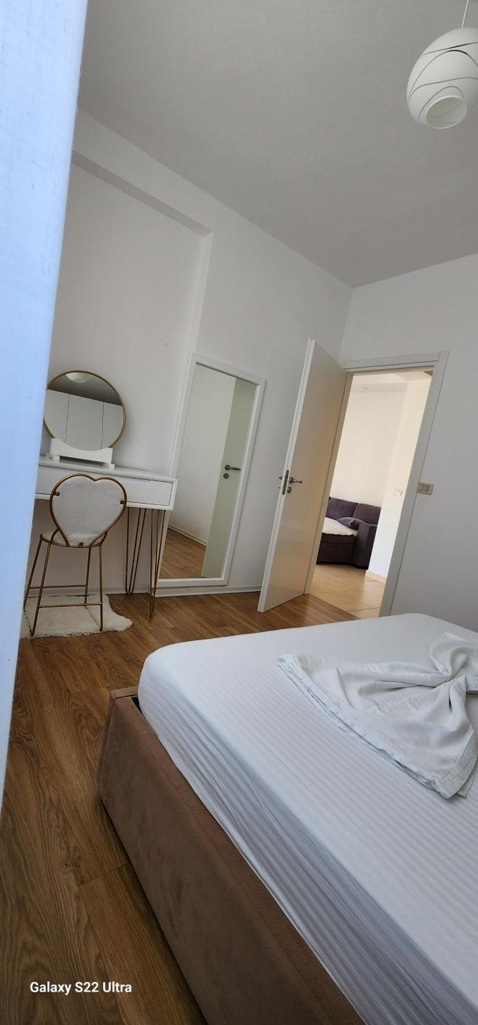 Seasons Apartment's Wlora